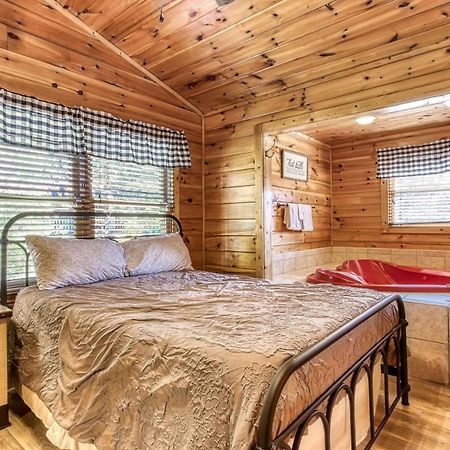 Dog Friendly, Romantic Mtn Getaway Hot Tub Pool Gatlinburg Exterior foto